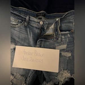 Womens judy blue shorts my fav style but too big size large. Would fit 9-12